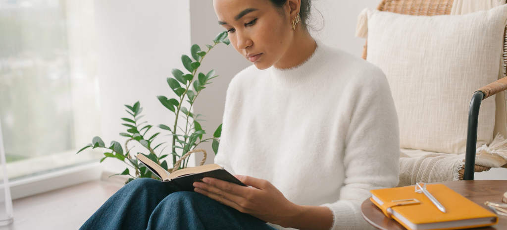 Femme qui cherche des informations sur les poussées de la sclérose en plaques.